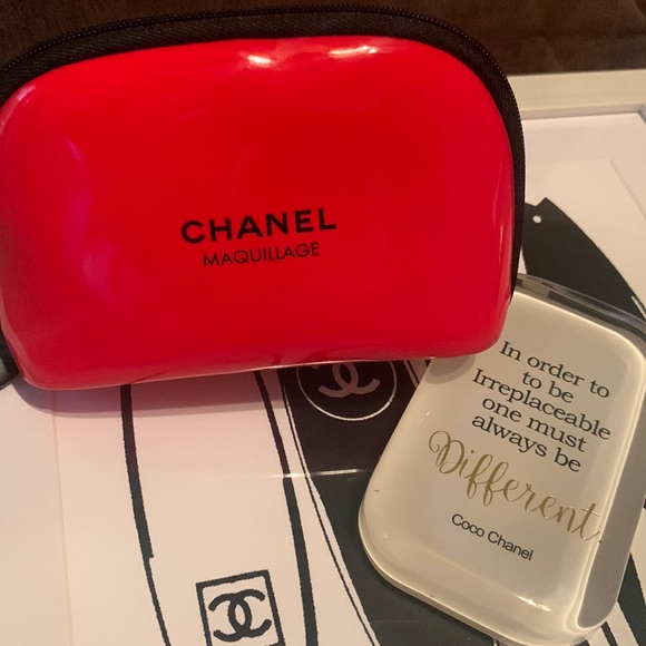 CHANEL COSMETIC/MAKEUP BAG MINI/SMALL. The perfect fit for your travel needs. - Picture 9 of 9